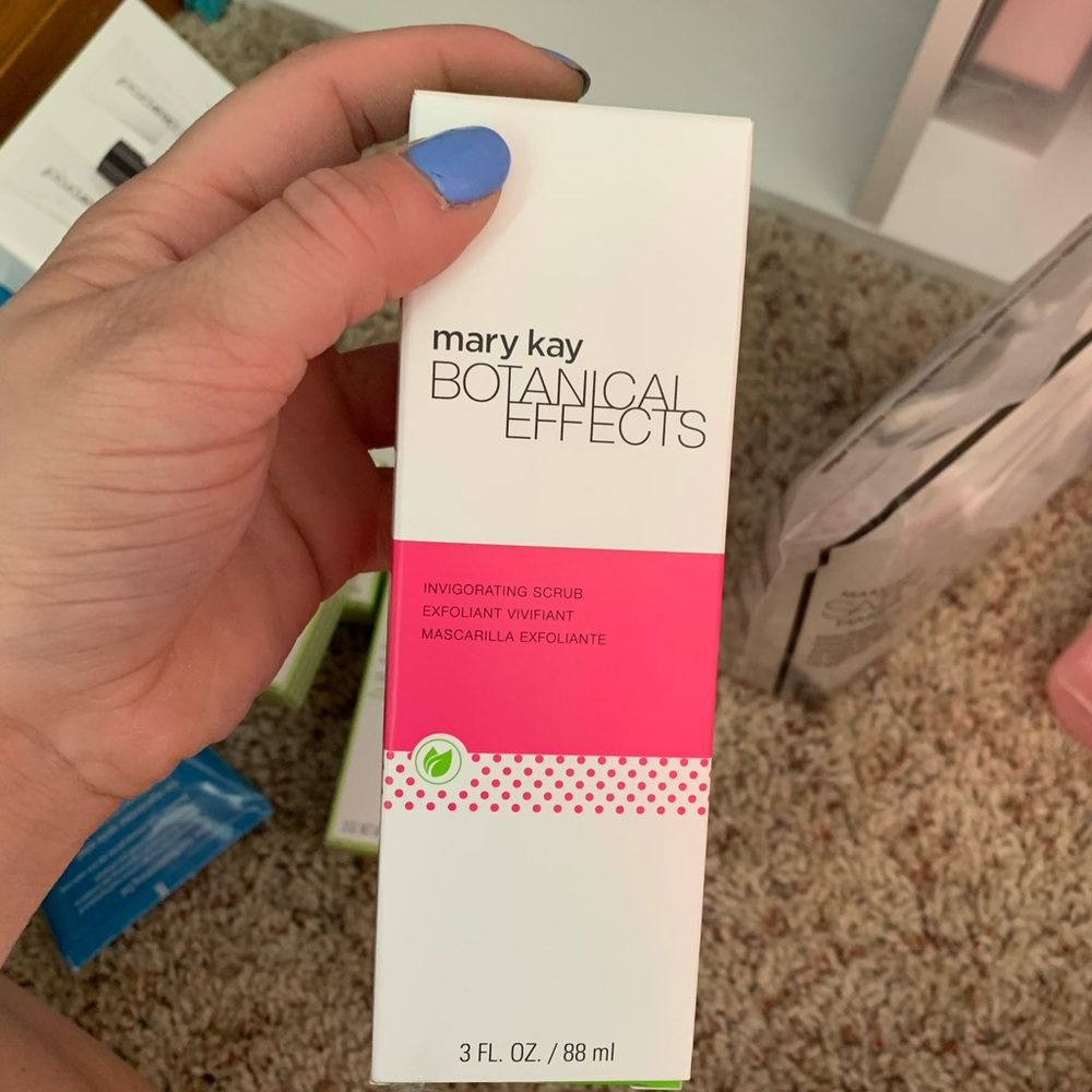 Botanical effects: invigorating scrub